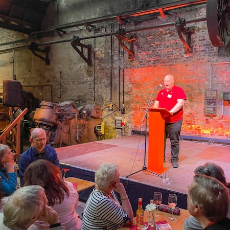 Jens Scheumer, Vorsitzender des DGB-Stadtverbandes Leverkusen, war Gast im Freudenthaler Sensenhammer.