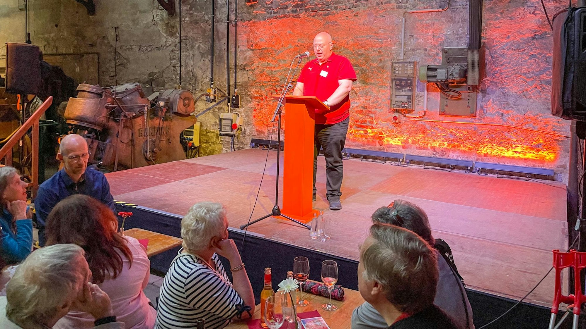 Jens Scheumer, Vorsitzender des DGB-Stadtverbandes Leverkusen, war Gast im Freudenthaler Sensenhammer.