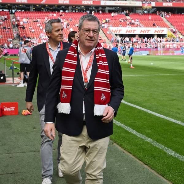 Werner Wolf, Präsident des 1. FC Köln, zeigt sich am Spielfeldrand vor dem Heimspiel gegen den VfL Bochum.