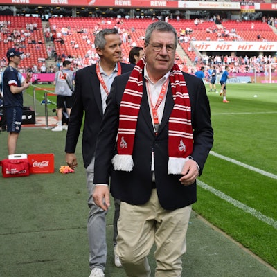 FC-Präsident Werner Wolf, hinter ihm Geschäftsführer Philipp Türoff, der seine Unterschrift unter den schicksalhaften Vertrag mit Stürmer Jaka Potocnik setzte.