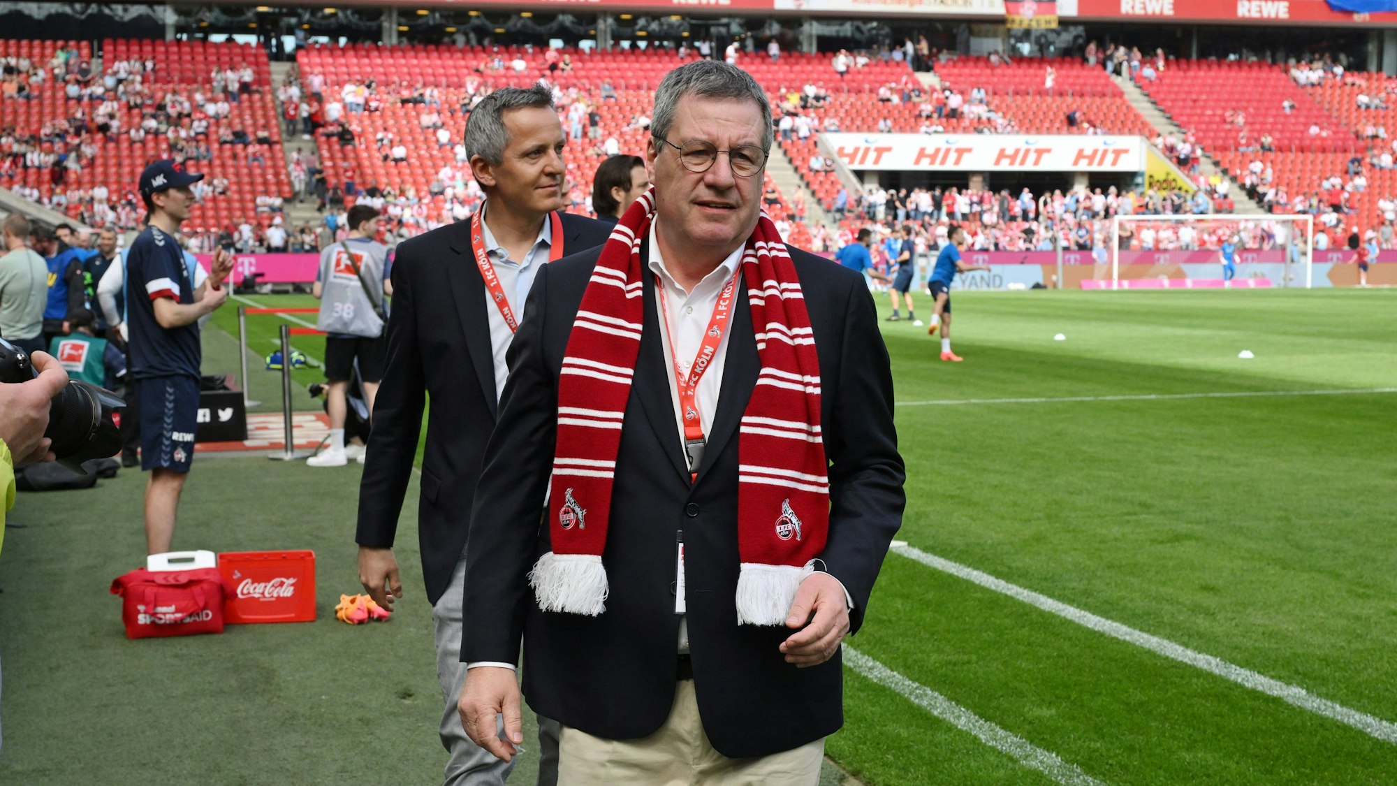 Werner Wolf, Präsident des 1. FC Köln, zeigt sich am Spielfeldrand vor dem Heimspiel gegen den VfL Bochum.