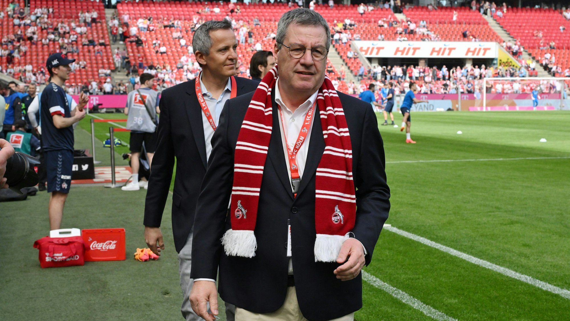 FC-Präsident Werner Wolf, hinter ihm Geschäftsführer Philipp Türoff, der seine Unterschrift unter den schicksalhaften Vertrag mit Stürmer Jaka Potocnik setzte.