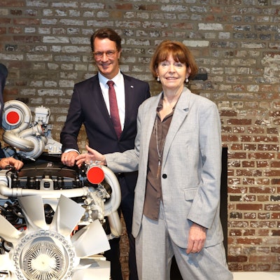 03.05.2024
Köln:
Jubiläum des Kölner Motorenbauers Deutz. Das Unternehmen feiert 160 Jahre Firmengeschichte.
Sebastian C. Schulte, CEO Deutz AG,  Ministerpräsident Hendrik Wüst und Oberbürgermeisterin Henriette Reker
Foto: Martina Goyert