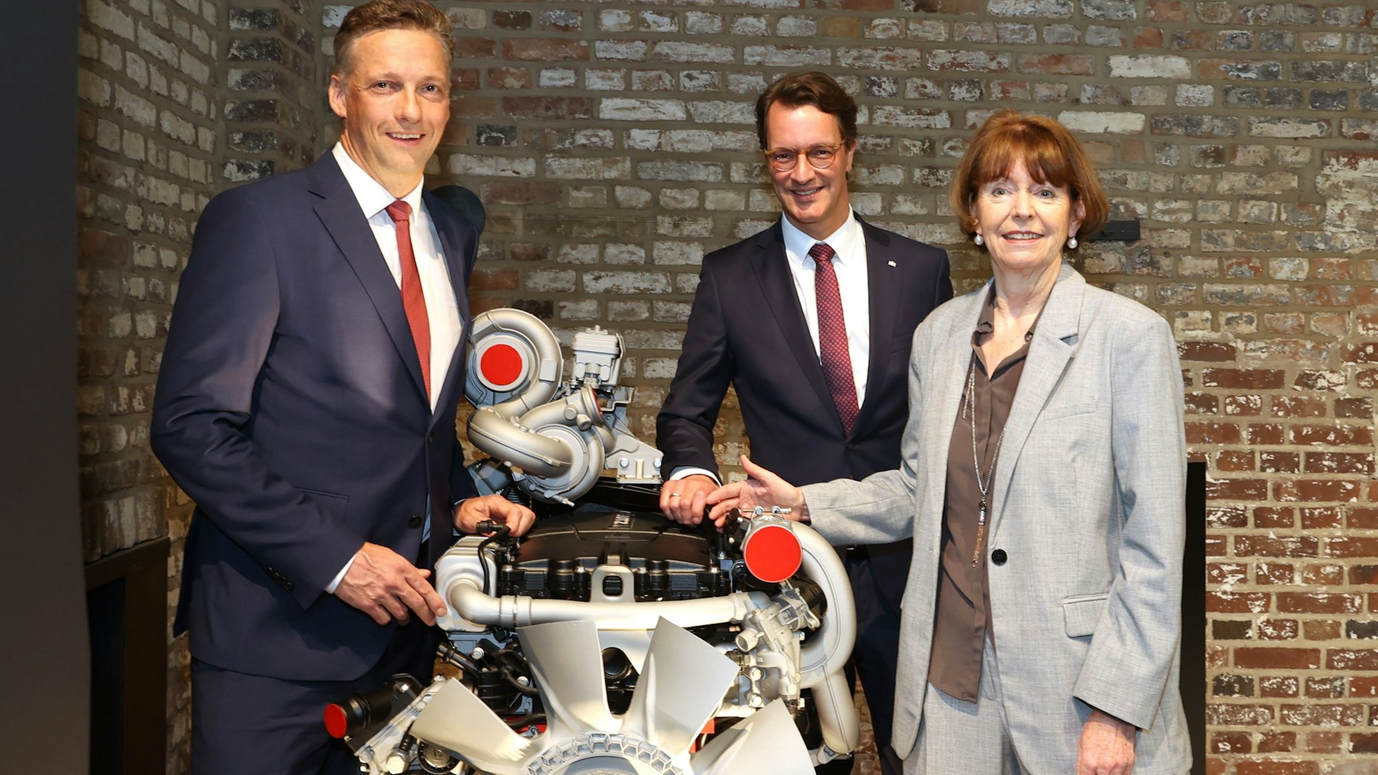03.05.2024
Köln:
Jubiläum des Kölner Motorenbauers Deutz. Das Unternehmen feiert 160 Jahre Firmengeschichte.
Sebastian C. Schulte, CEO Deutz AG, Ministerpräsident Hendrik Wüst und Oberbürgermeisterin Henriette Reker
Foto: Martina Goyert