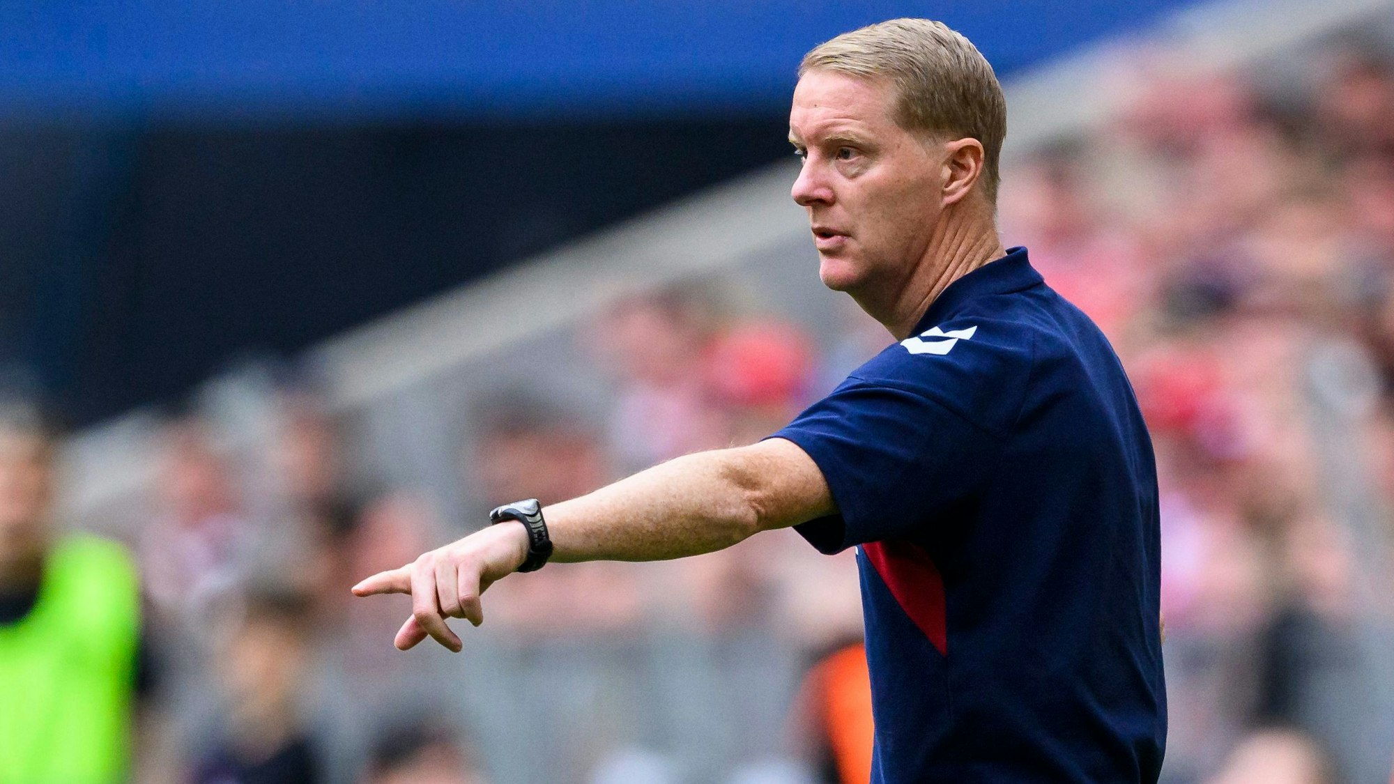 FC-Trainer Timo Schultz gibt seinen Spielern Anweisungen