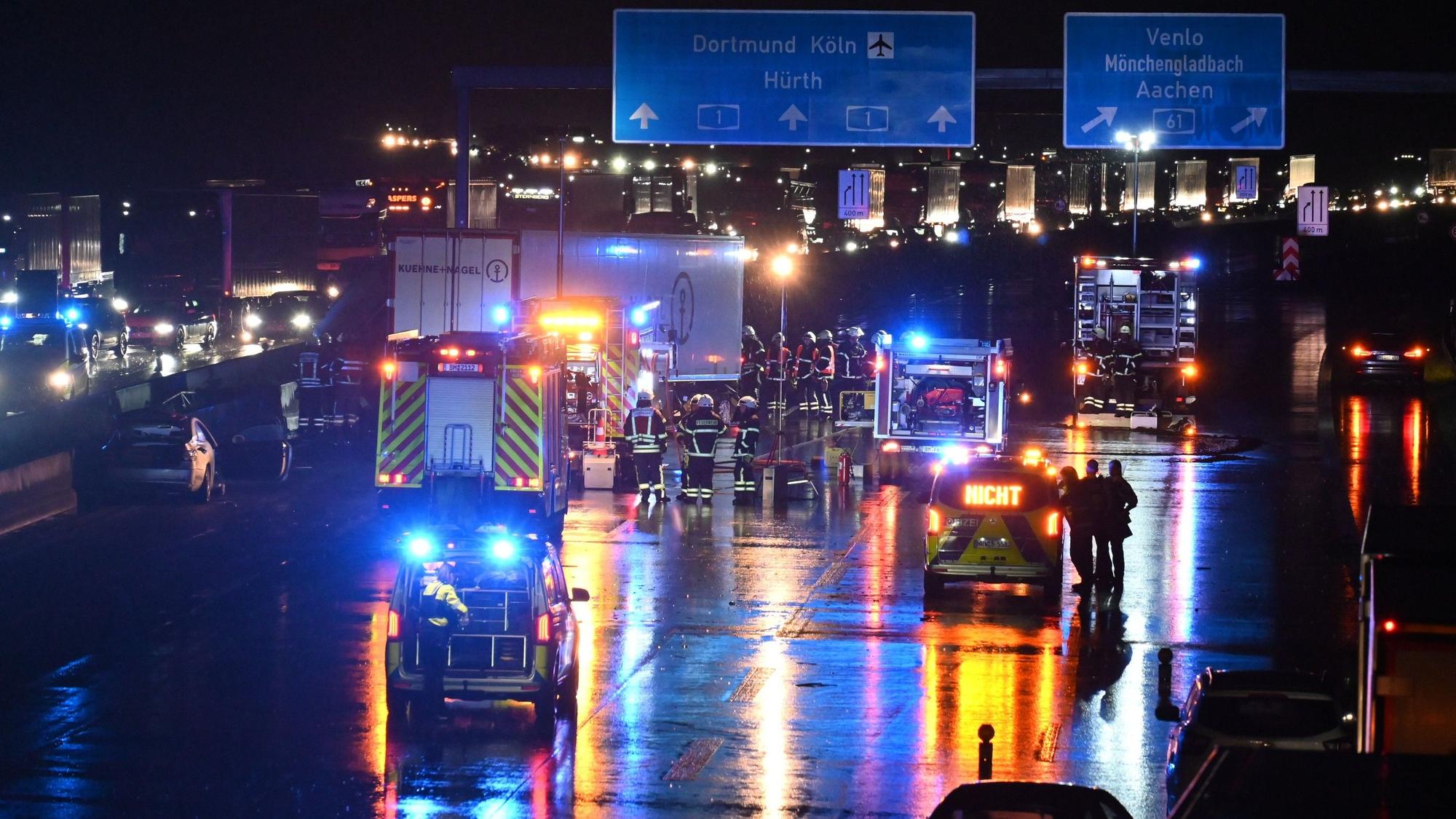 Auf der A61 sind ein Auto und ein Lkw zusammengestoßen, aus dem Lkw laufen gefährliche Stoffe aus. Die Autobahn ist in Fahrtrichtung Köln noch für mehrere Stunden gesperrt. Es wird mit Staus und Verzögerungen gerechnet