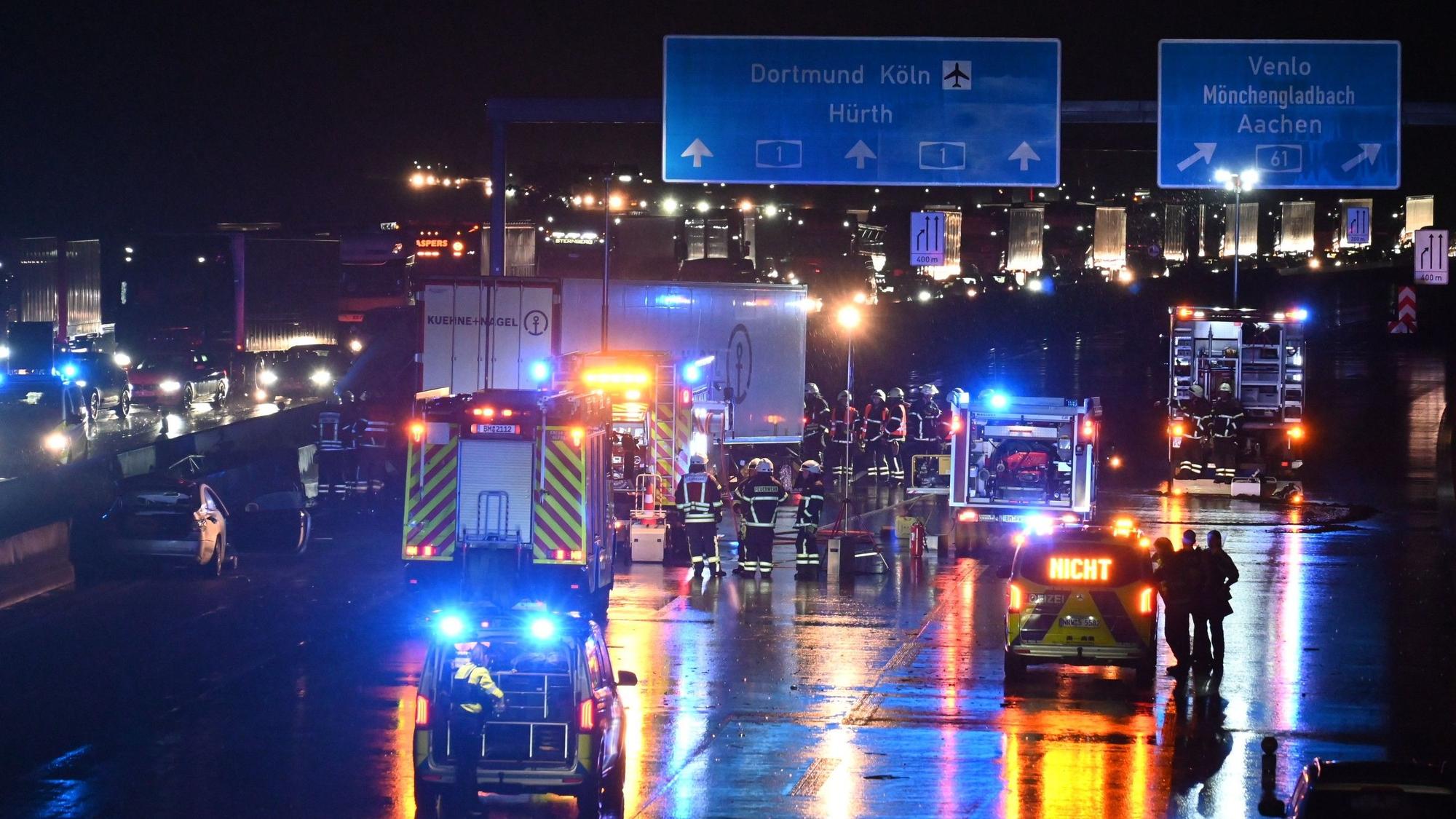 Mit einem Großaufgebot waren Feuerwehr und Polizei am Unfallort.