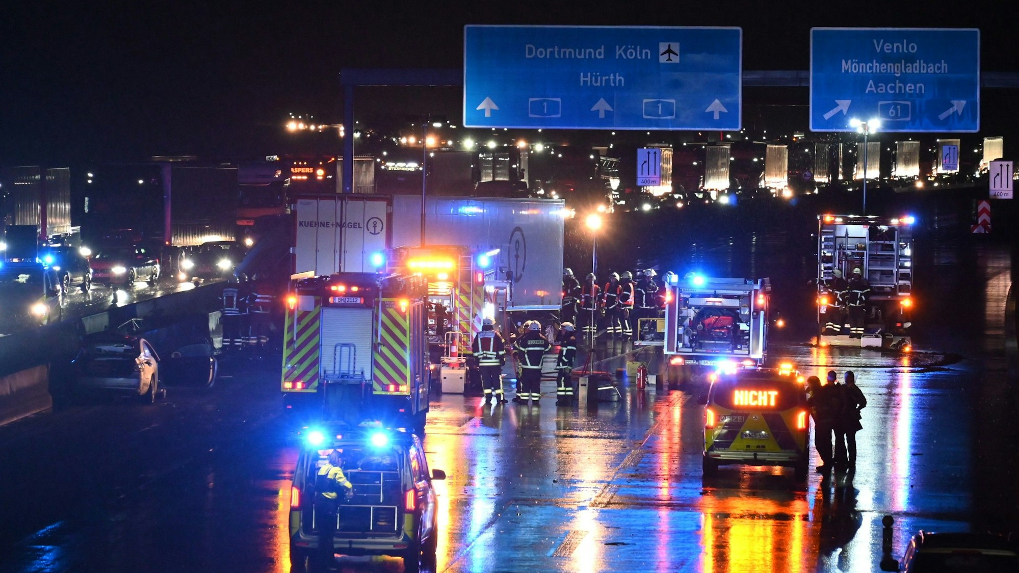 Mit einem Großaufgebot waren Feuerwehr und Polizei am Unfallort.