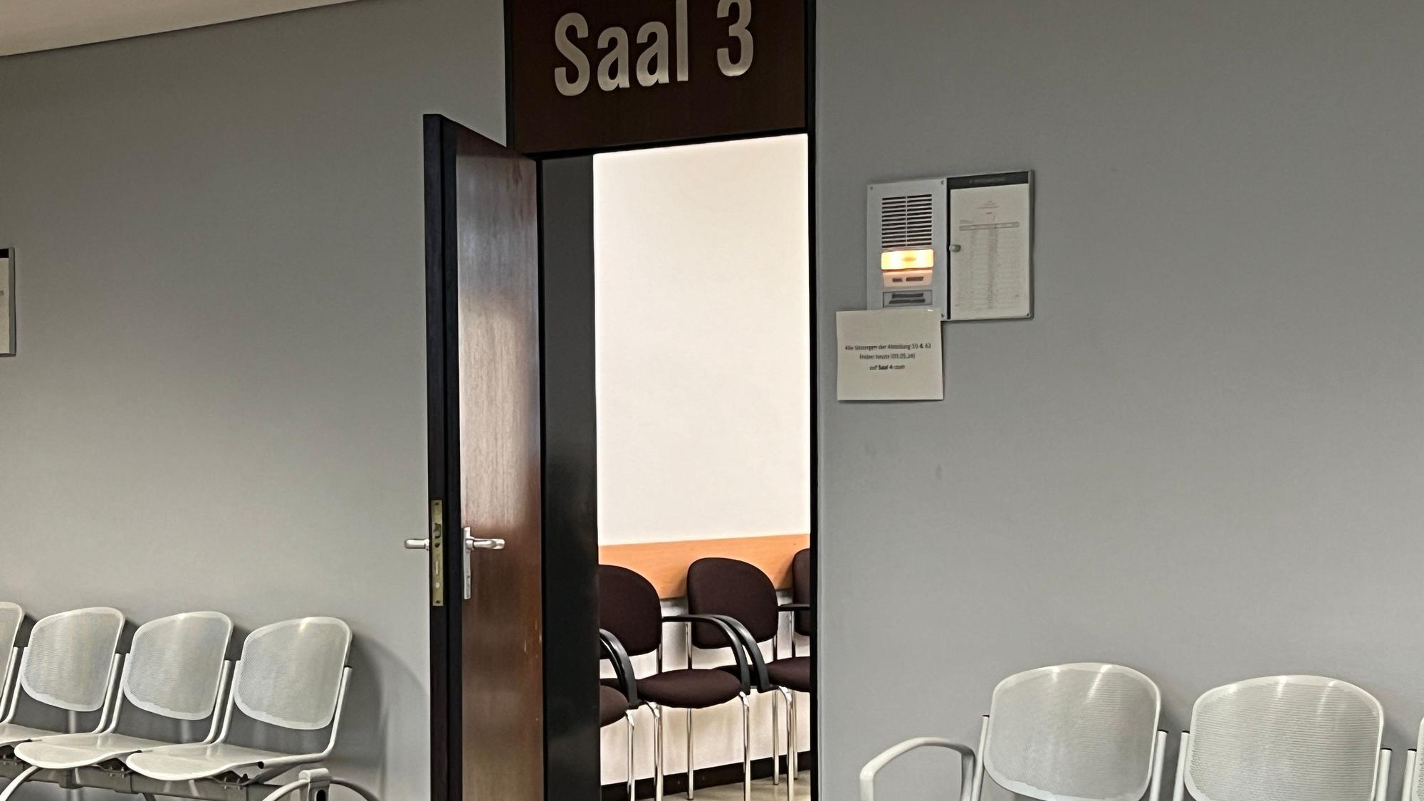 Der Eingang zu einem Saal im Amtsgericht Leverkusen