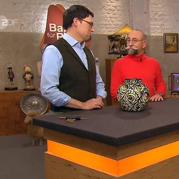 Verkäufer Franz-Josef Noll (v.r.) mit Horst Lichter bei der Expertise von Colmar Schulte-Goltz.
