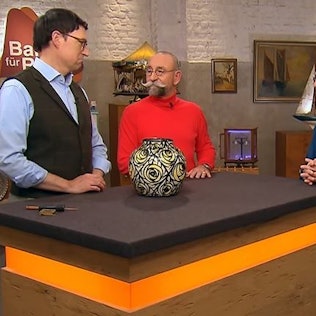 Verkäufer Franz-Josef Noll (v.r.) mit Horst Lichter bei der Expertise von Colmar Schulte-Goltz.