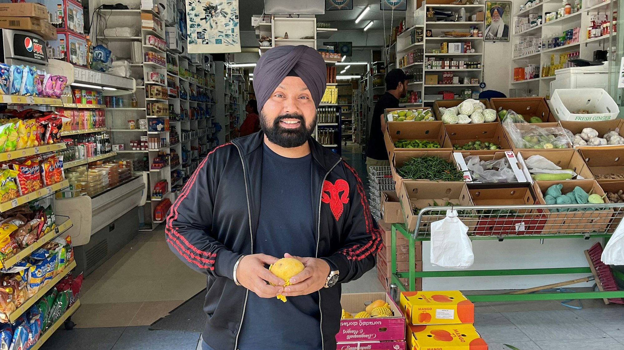 Ein Inder vor einem Lebensmittelgeschäft