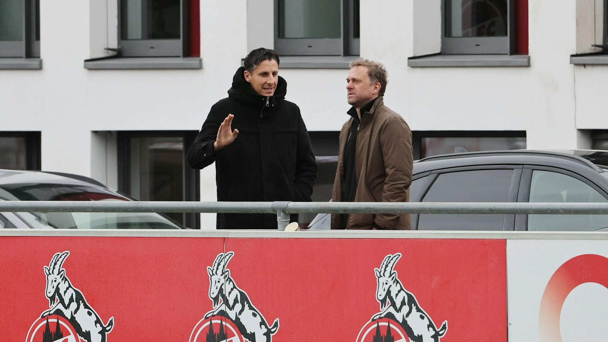 Kölns Sport-Geschäftsführer Christian Keller (l.) und Berater Jörg Jakobs im Frühjahr 2022.