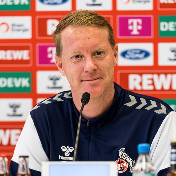 FC-Trainer Timo Schultz auf einer Pressekonferenz des 1. FC Köln.