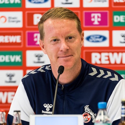 FC-Trainer Timo Schultz auf einer Pressekonferenz des 1. FC Köln.