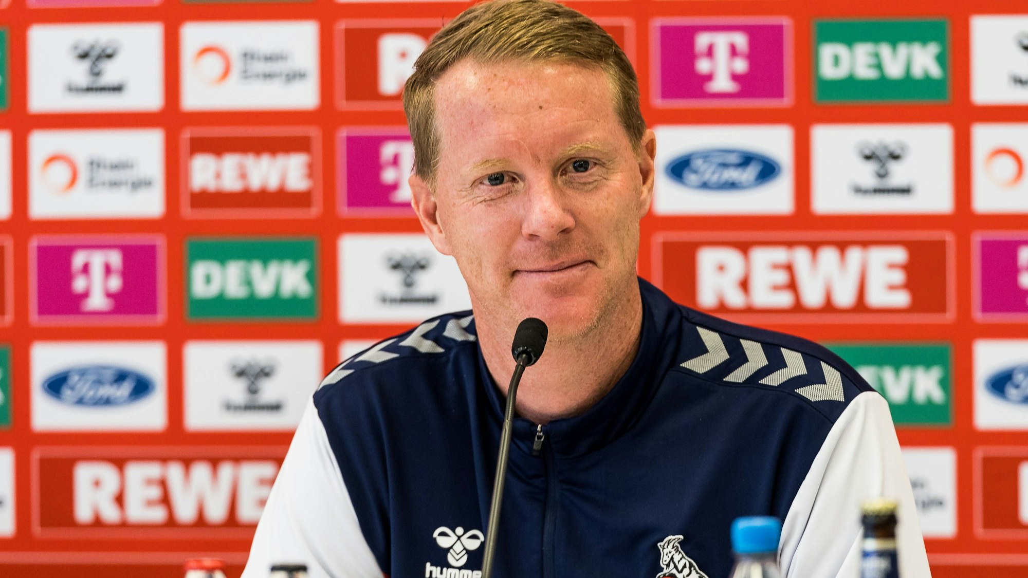 FC-Trainer Timo Schultz auf einer Pressekonferenz des 1. FC Köln.