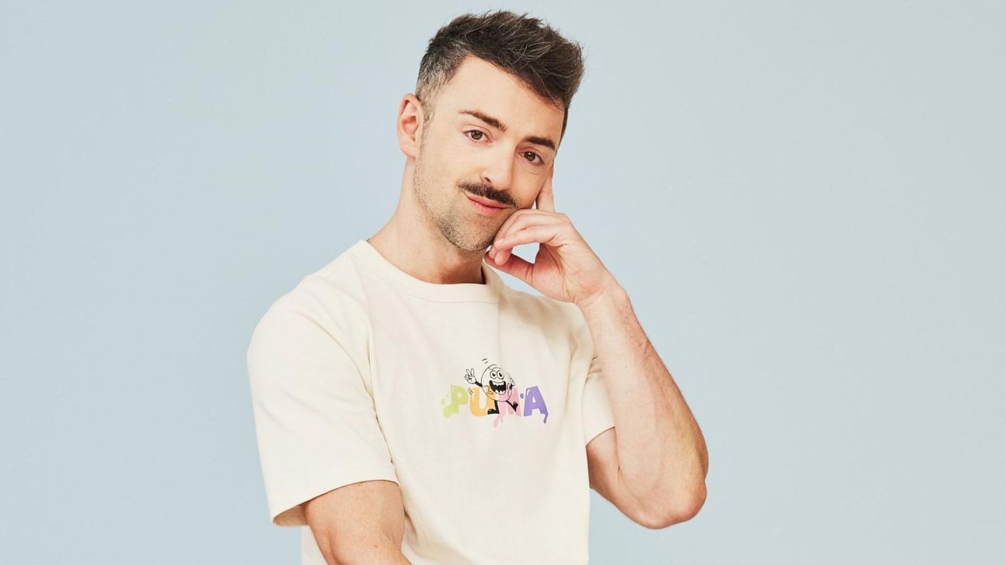 US-Stand-up-Comedian Matteo Lane posiert im weißen T-Shirt.