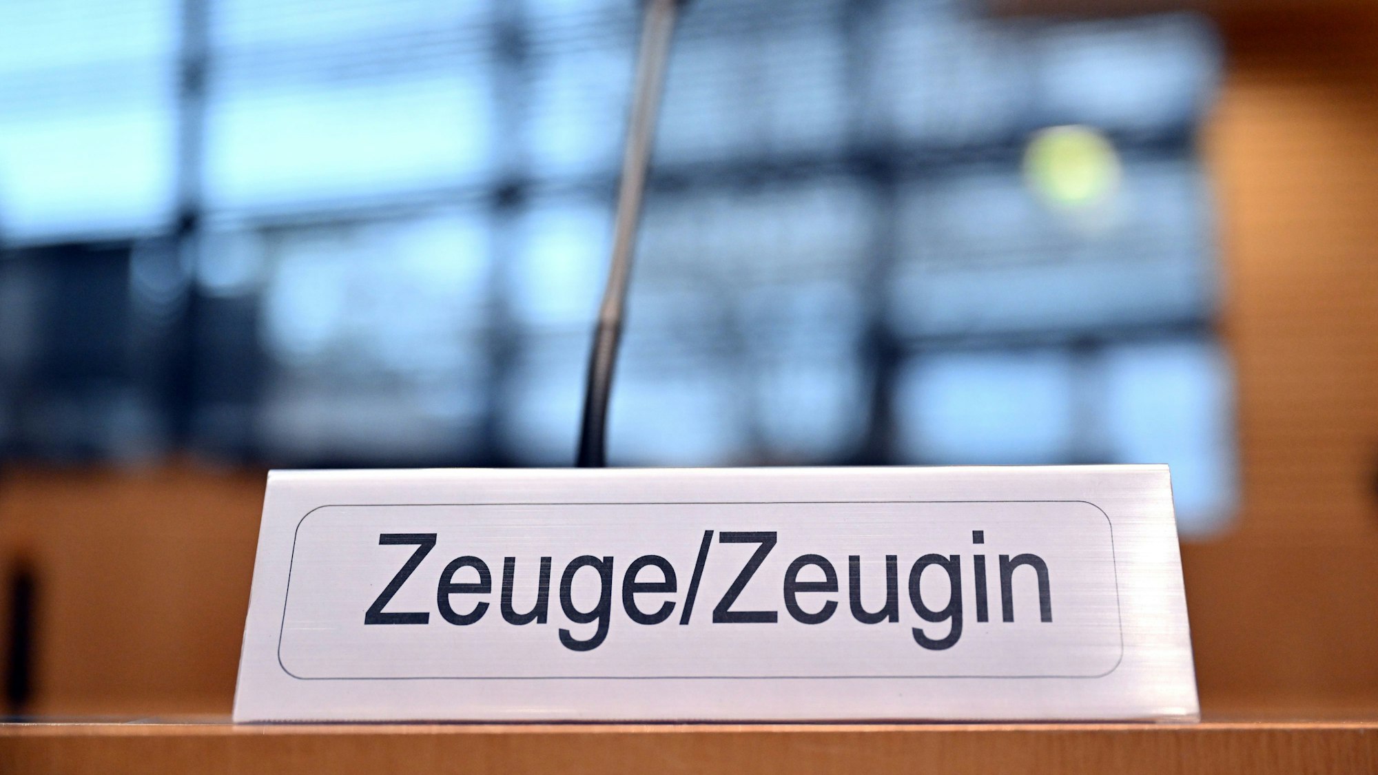 Ein Schild mit der Aufschrift „Zeuge/Zeugin“ steht auf einem Tisch im Landtag.
