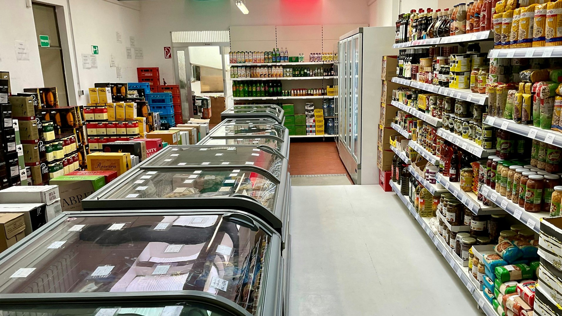 Blick in ein portugiesisches Lebensmittelgeschäft in Köln