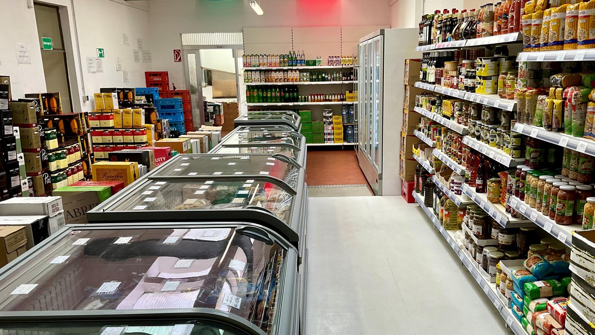 Blick in ein portugiesisches Lebensmittelgeschäft in Köln