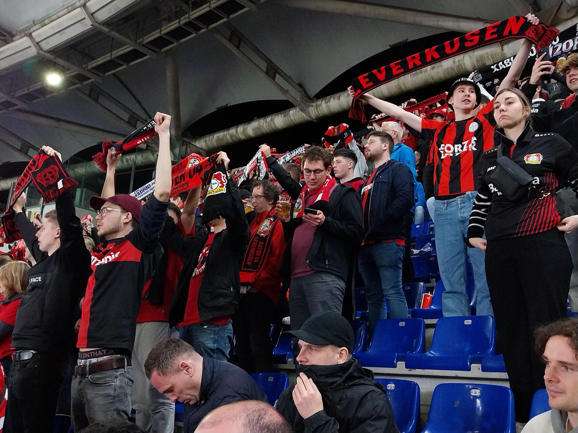 Die Fans feiern die Werkself nach dem Spiel.