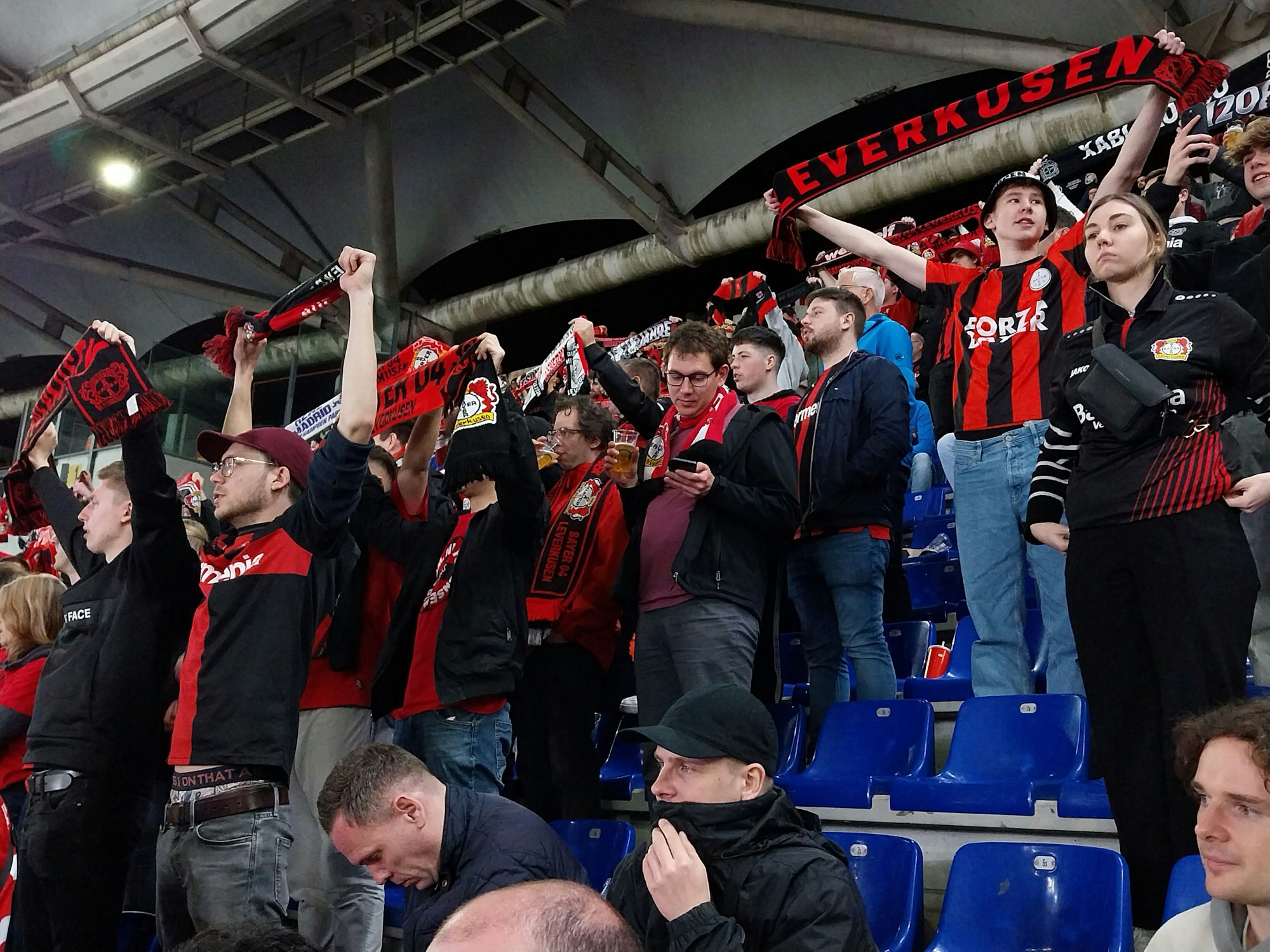 Die Fans feiern die Werkself nach dem Spiel.