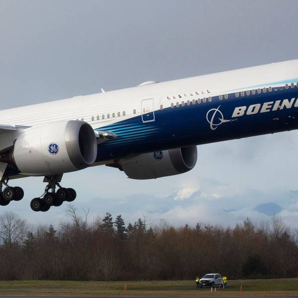 Ein Flugzeug vom Typ Boeing 777X beim Start. (Symbolbild)