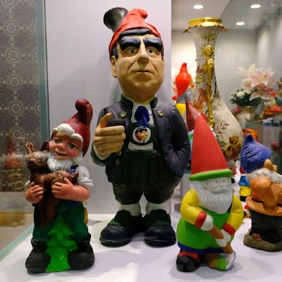 In einer Ausstellungsvitrine sind mehrere Gartenzwerge zu sehen. Einer stellt den Politiker Theo Waigel dar.