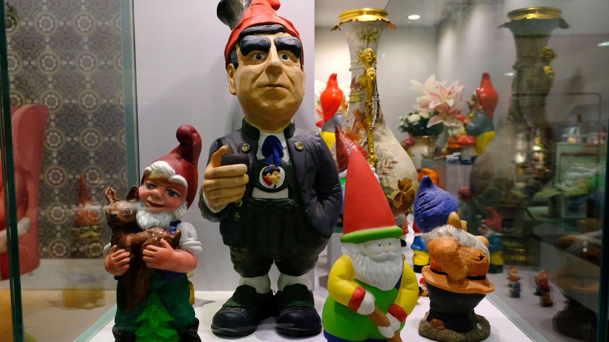 In einer Ausstellungsvitrine sind mehrere Gartenzwerge zu sehen. Einer stellt den Politiker Theo Waigel dar.