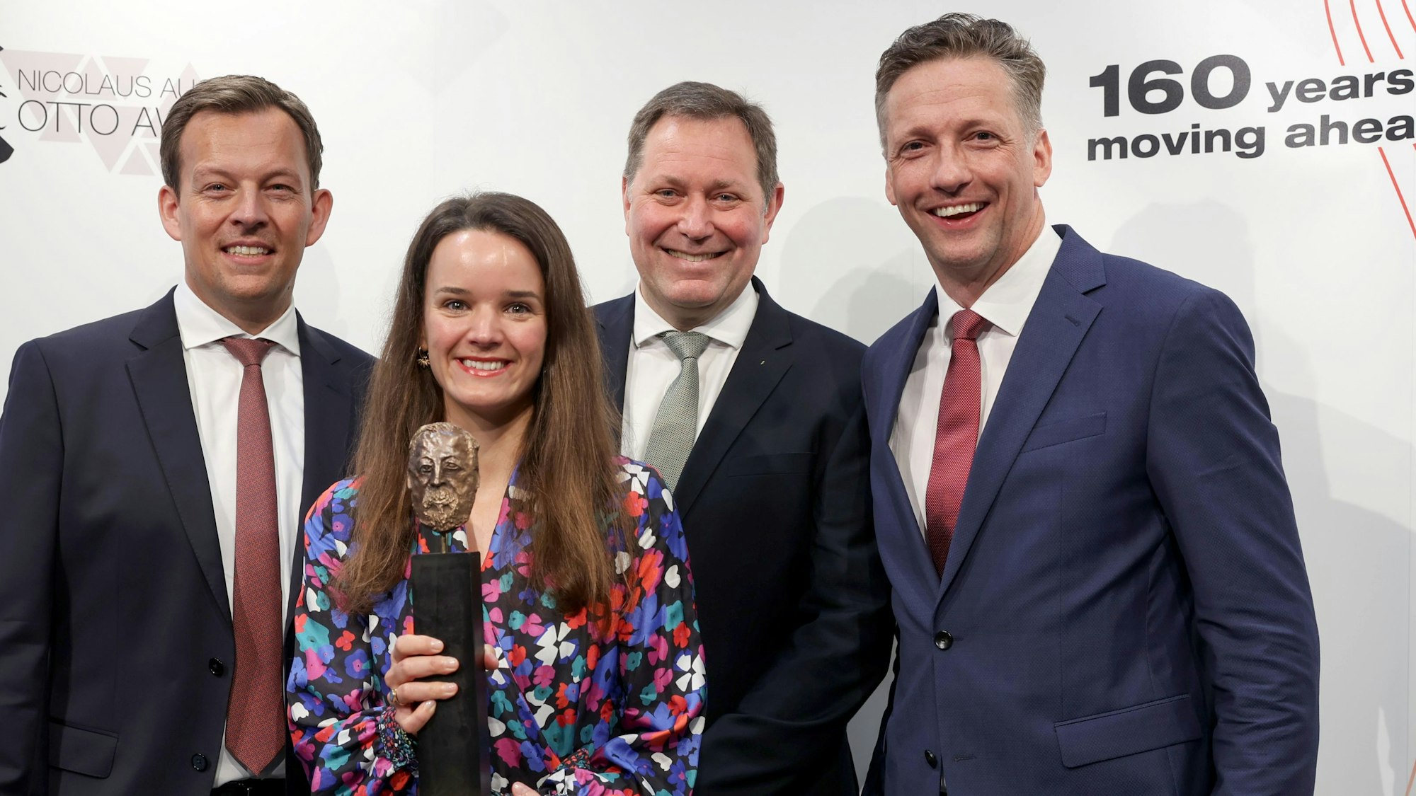 03.05.2024
Köln:
Jubiläum des Kölner Motorenbauers Deutz. Das Unternehmen feiert 160 Jahre Firmengeschichte.
Markus Müller (Mitglied des Vorstandes) , Denise Fischer-Kreer (Gewinnerin des Nicolaus August Award), Jan-Hendrik Mohr (Laudator und CEO CLAAS Gruppe) und Sebastian C. Schulte (CEO DEUTZ AG)
Foto: Martina Goyert