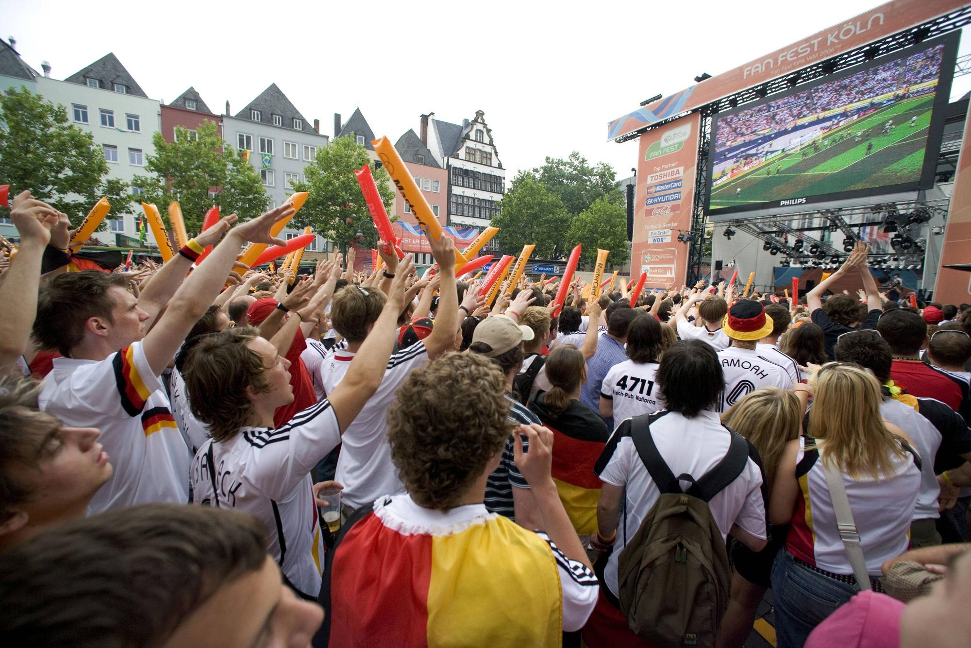 Deutsche Fans setzen auf dem Fanfest in Köln auf dem Haumarkt zu einer La Ola Welle an. Das Bild stammt von einer vergangenen Weltmeisterschaft.