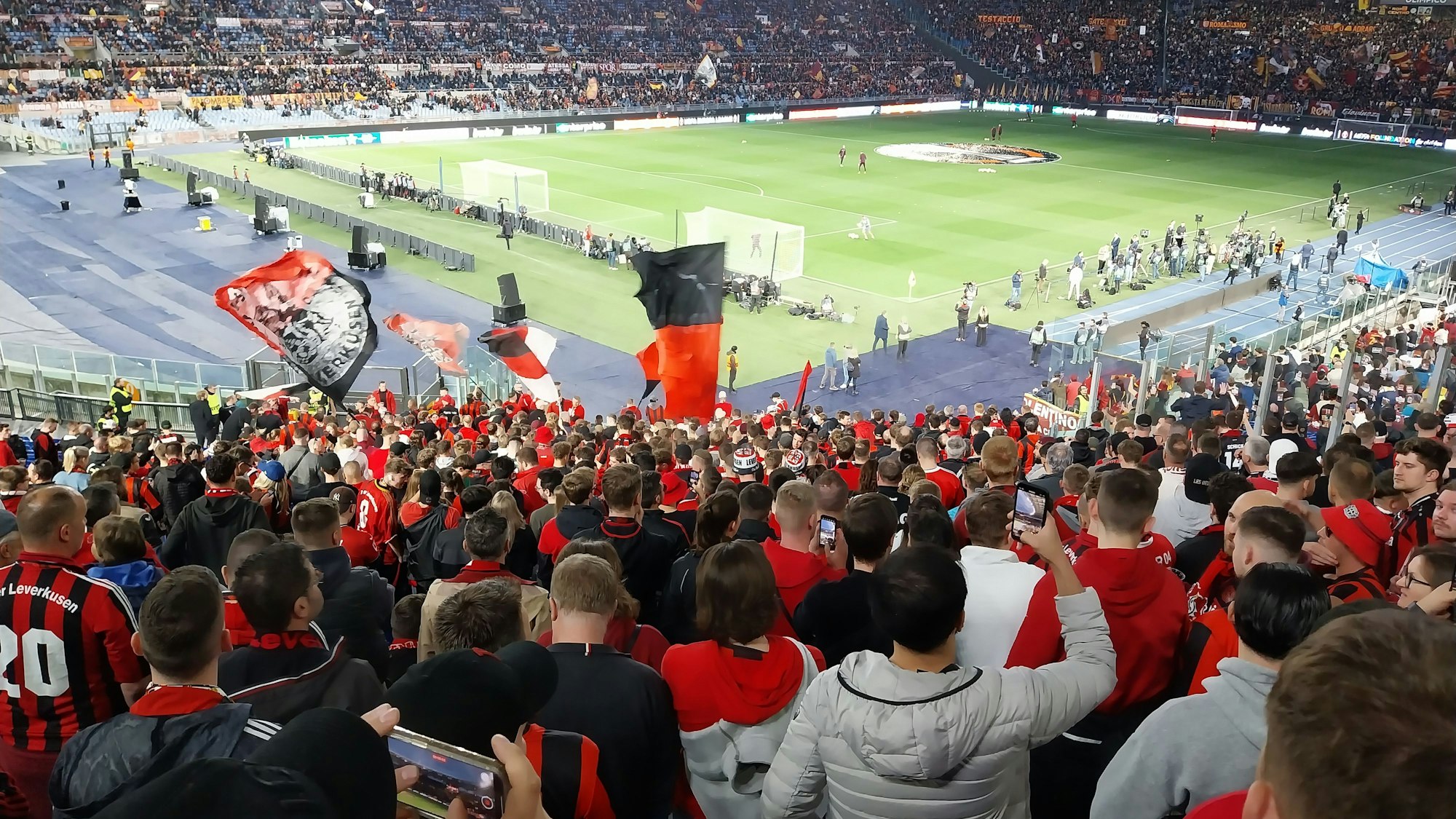 Die Bayer-Kurve kurz vor Anpfiff.