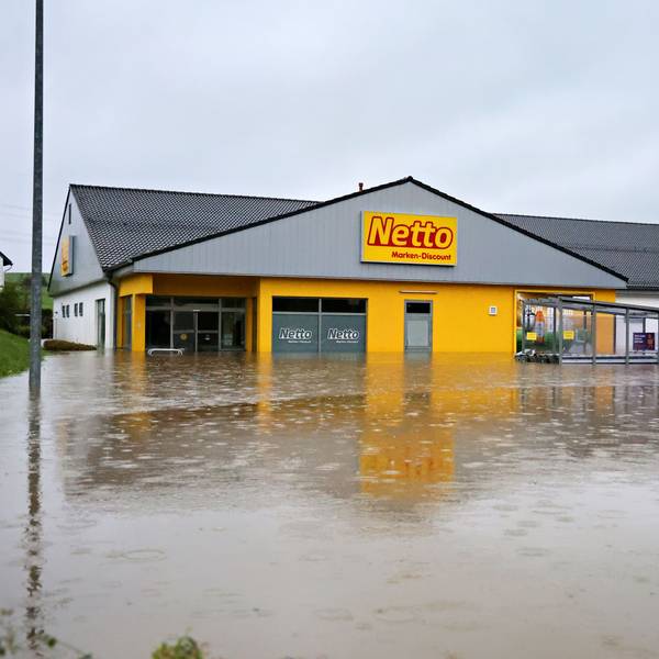 Auf dem Parkplatz ist ein See entstanden. Das Wasser steht vor und im Markt etwa einen Meter hoch.