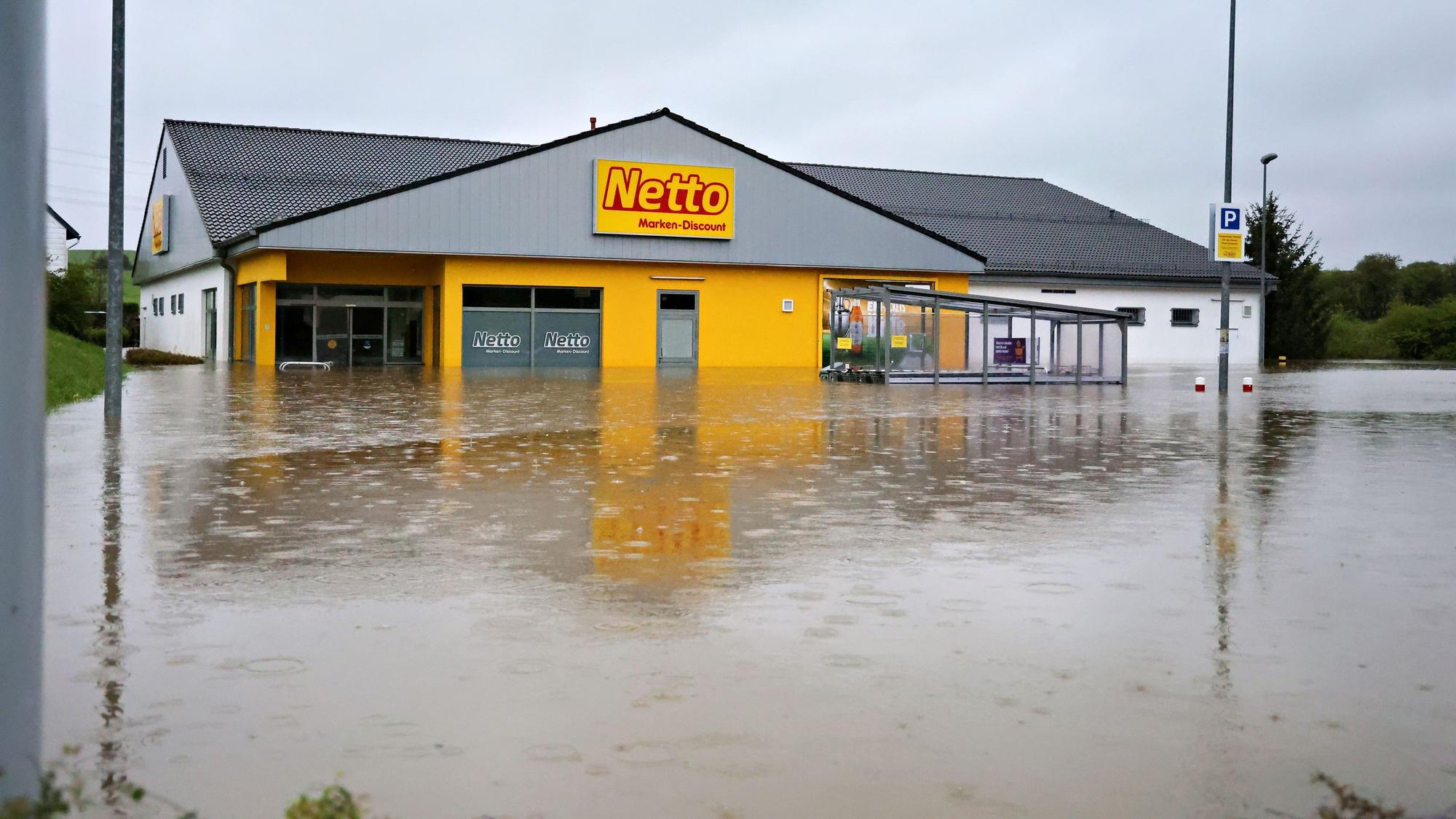 Der Parkplatz des Marktes hat sich in einen See verwandelt. Das Wasser hat die Eingangstür eingedrückt und den Markt geflutet.