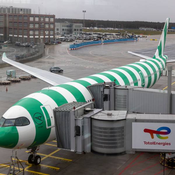 Ein Airbus A330 Neo von Condor steht auf dem Frankfurter Flughafen (Archivbild)