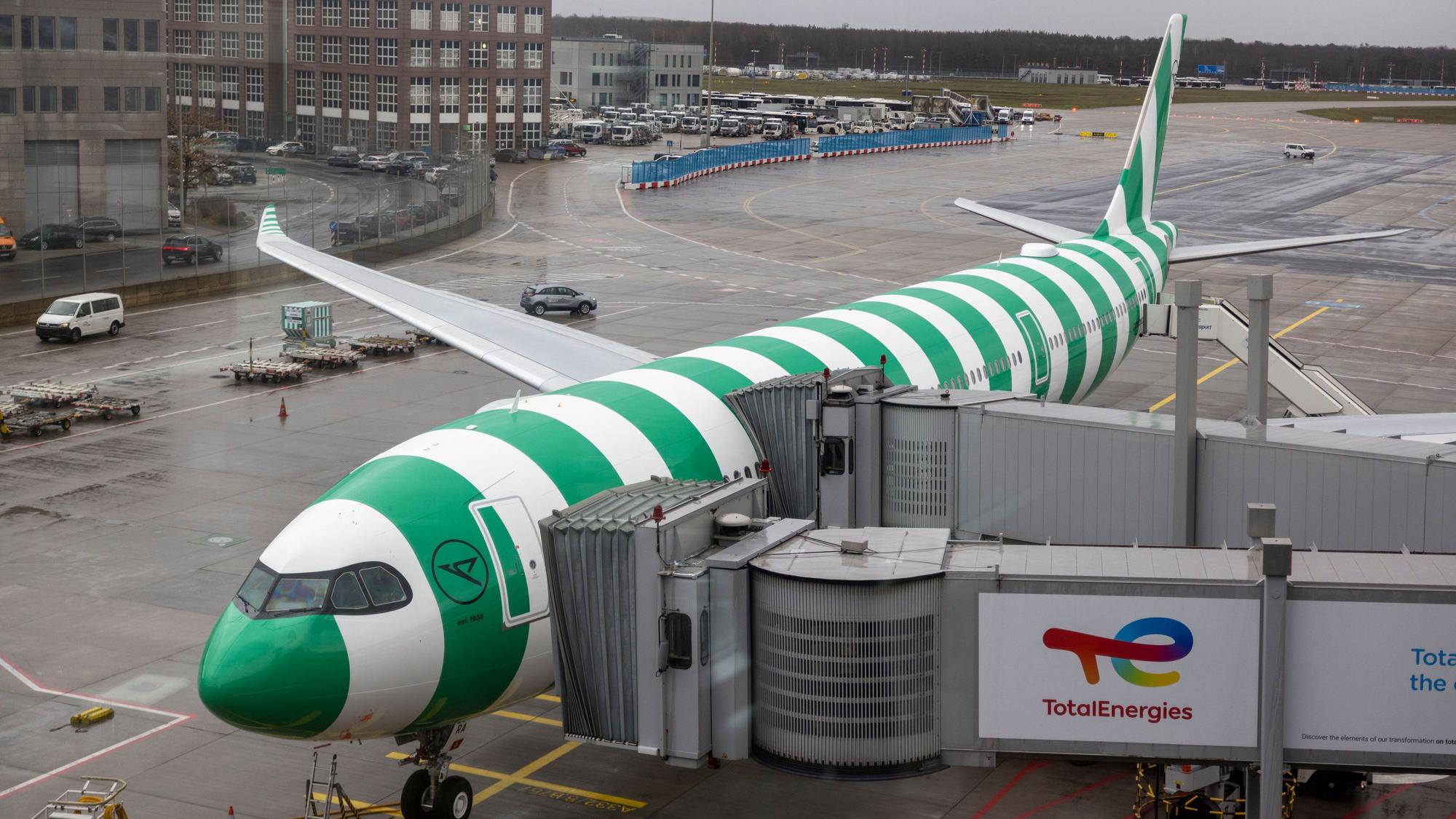 Ein Airbus A330 Neo von Condor steht auf dem Frankfurter Flughafen (Archivbild)