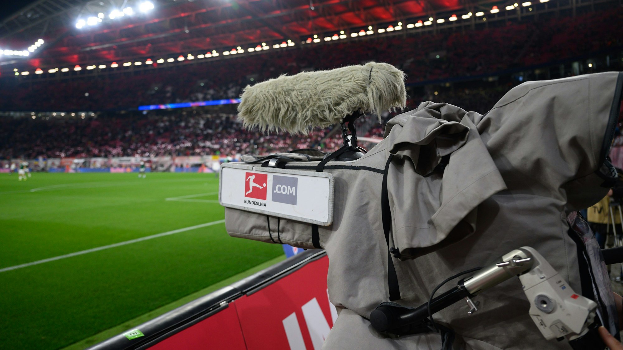 ARCHIV - 17.02.2024, Sachsen, Leipzig: Fußball: Bundesliga, RB Leipzig - Borussia Mönchengladbach, 22. Spieltag, Red Bull Arena. Eine Kamera steht am Spielfeldrand. (zu dpa: «DAZN zahlt TV-Geld-Rate an Fußball-Bundesliga») Foto: Robert Michael/dpa +++ dpa-Bildfunk +++