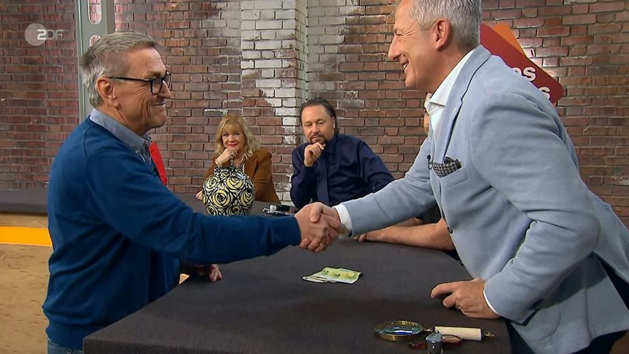 Im Händlerraum von „Bares für Rares“ sorgte der Flohmarktfund für ein Wettbieten.