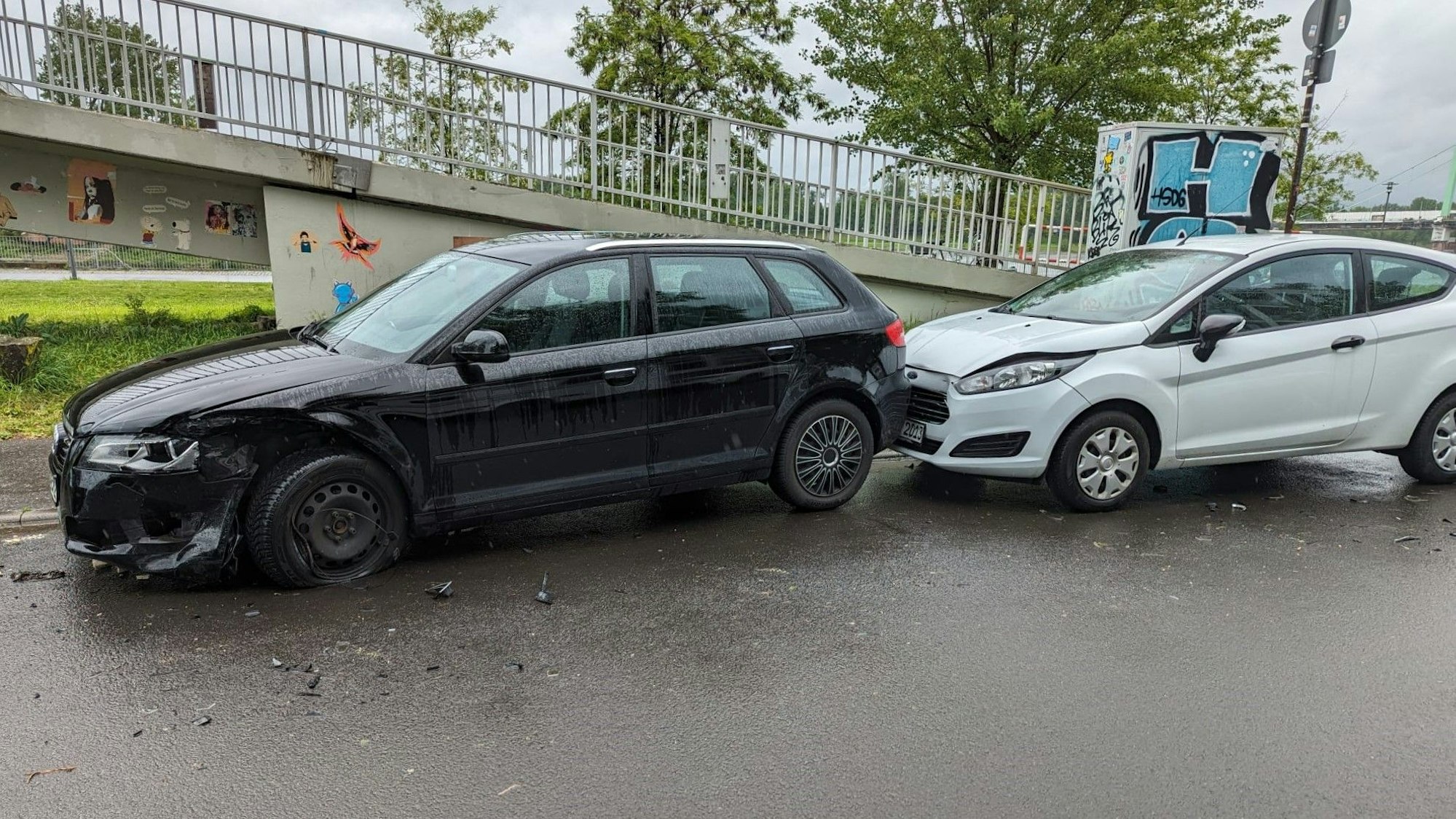 Zwei der vom Betrunkenen demolierten Fahrzeuge stehen am Straßenrand.