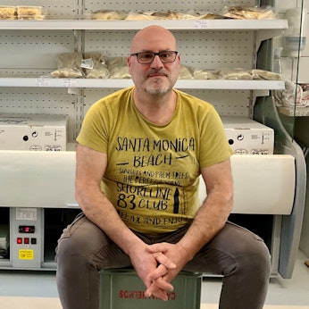 Ein Mann vor einem Fisch-Kühlregal