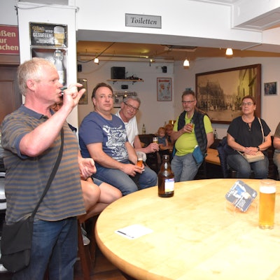 Geschichte, Histörchen und Anekdoten rund um das Kölsch erzählte Gästeführer Bernd Küppers gut gelaunt den Teilnehmenden der „Rheinischen Stadtführung“.