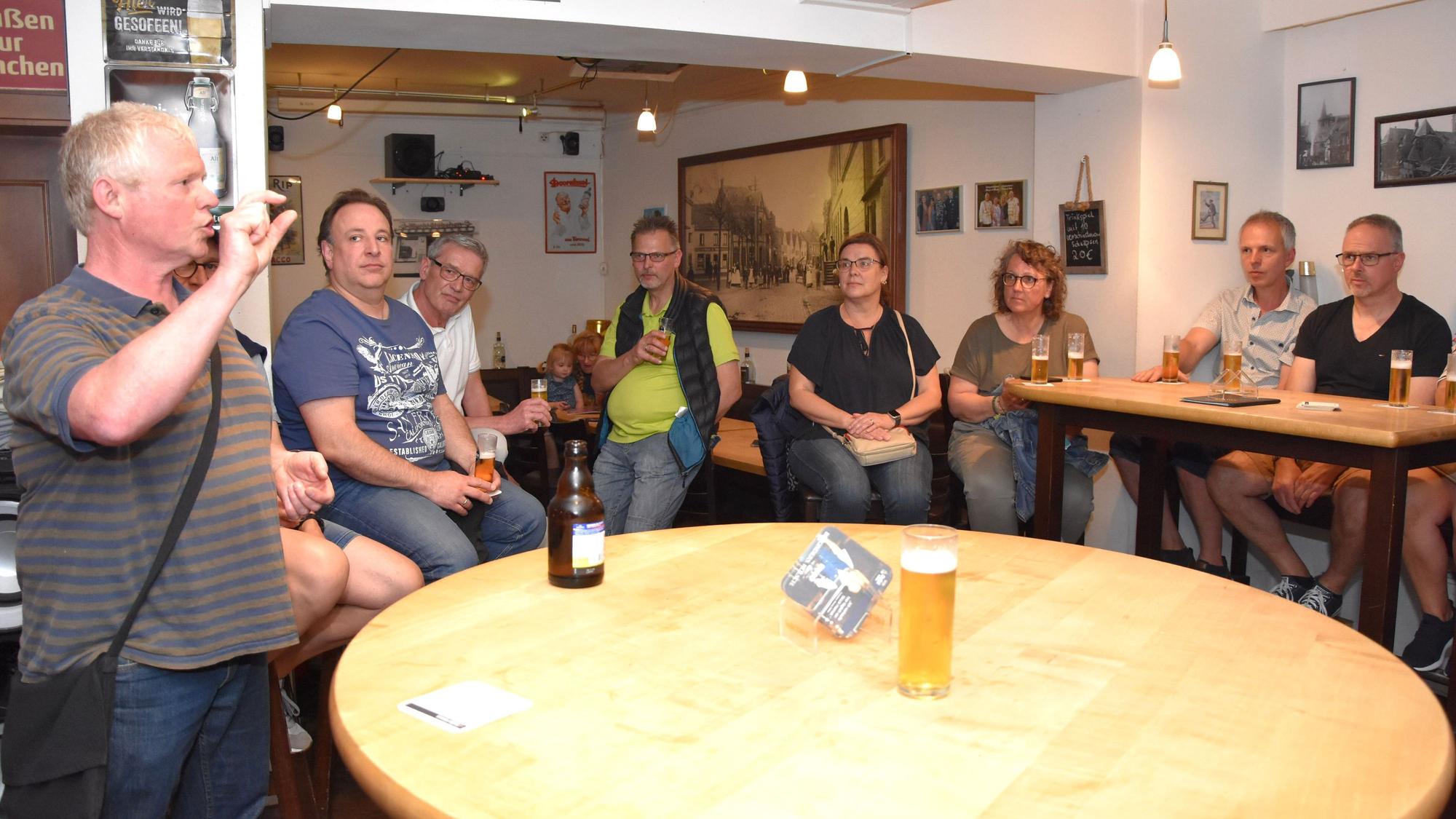 Geschichte, Histörchen und Anekdoten rund um das Kölsch erzählte Gästeführer Bernd Küppers gut gelaunt den Teilnehmenden der „Rheinischen Stadtführung“.