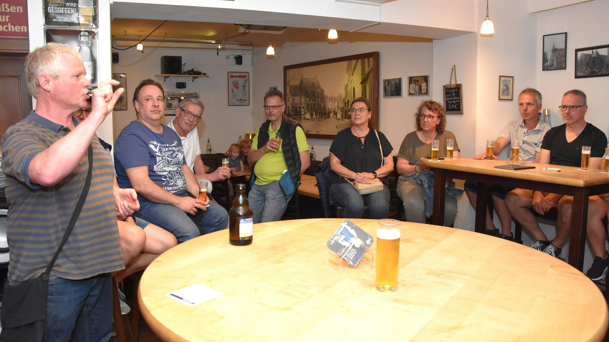 Geschichte, Histörchen und Anekdoten rund um das Kölsch erzählte Gästeführer Bernd Küppers gut gelaunt den Teilnehmenden der „Rheinischen Stadtführung“.