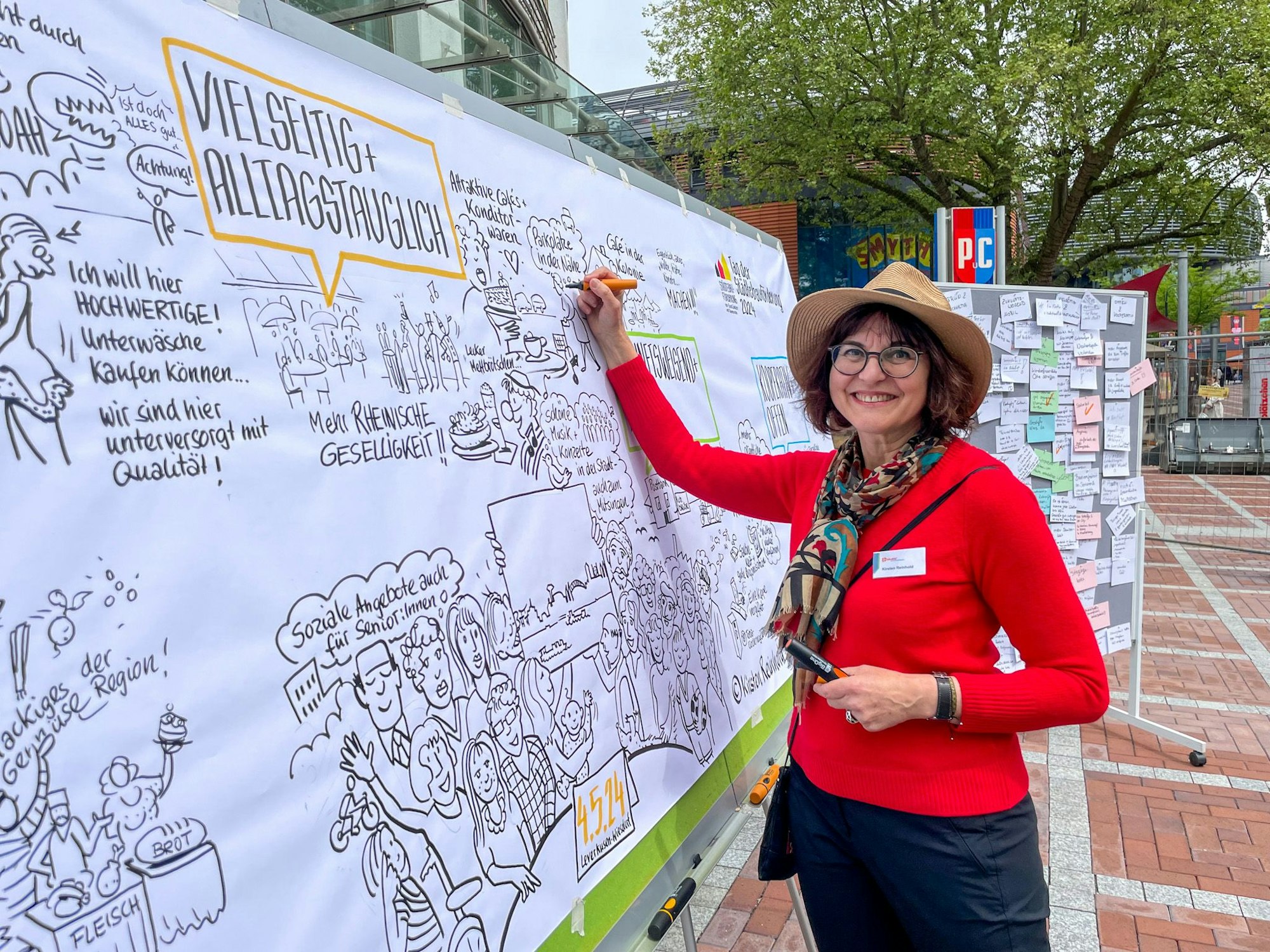 Kirsten Reinhold zeichnete die Wünsche der Menschen auf ein großes Plakat. „Grafic Recording“ nennt sich das Konzept, das Reinhold selbst entwickelt hat. Franziska Trapp und Stefan Karl vom Stadtplanungsamt.
