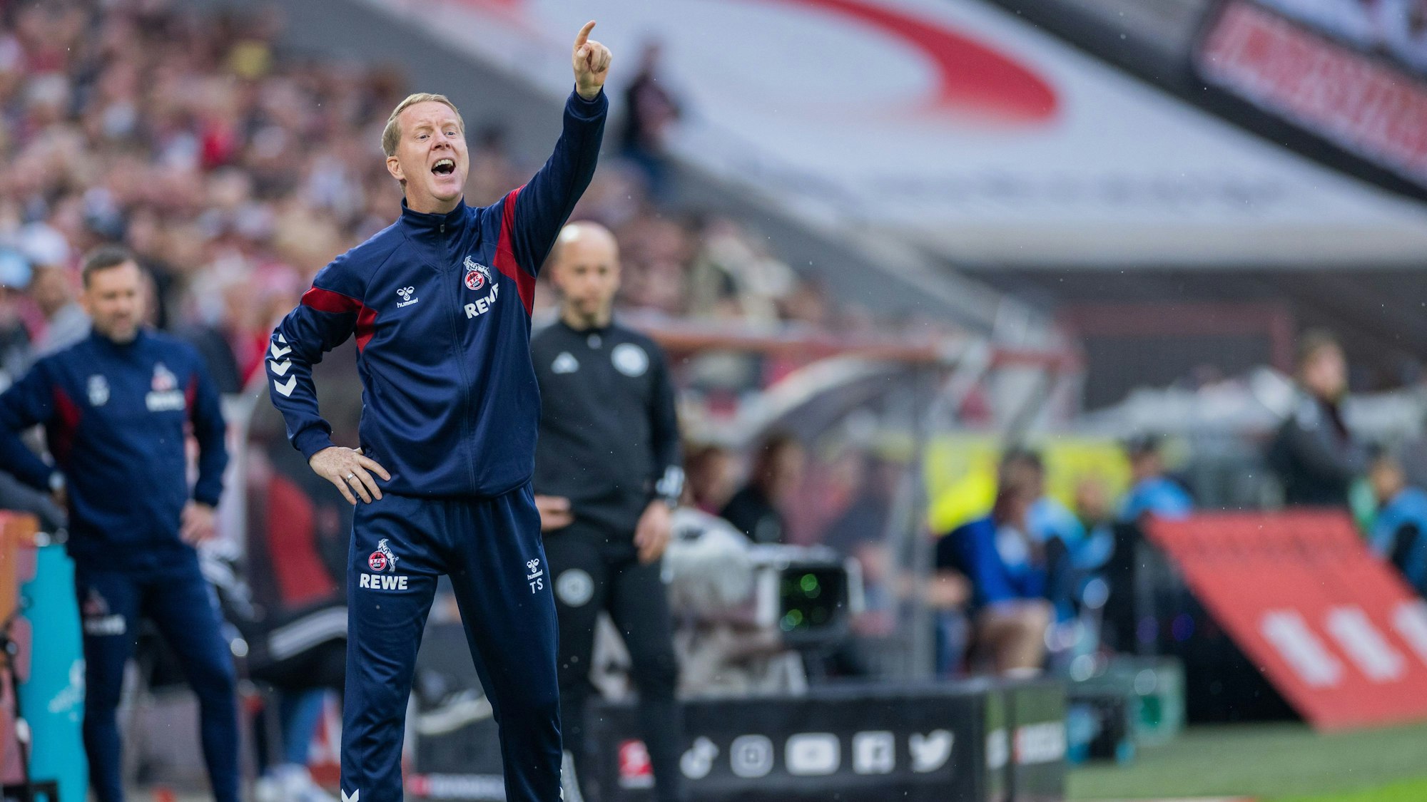 FC-Trainer Timo Schultz treibt seine Mannschaft nach vorne.