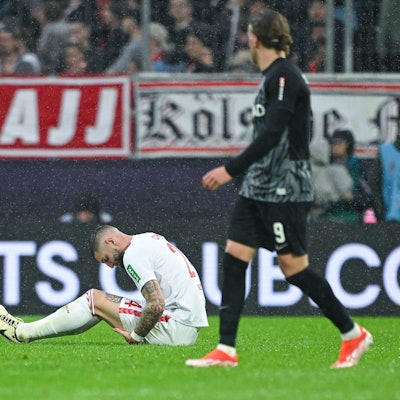 Adamyan sitzt am Boden