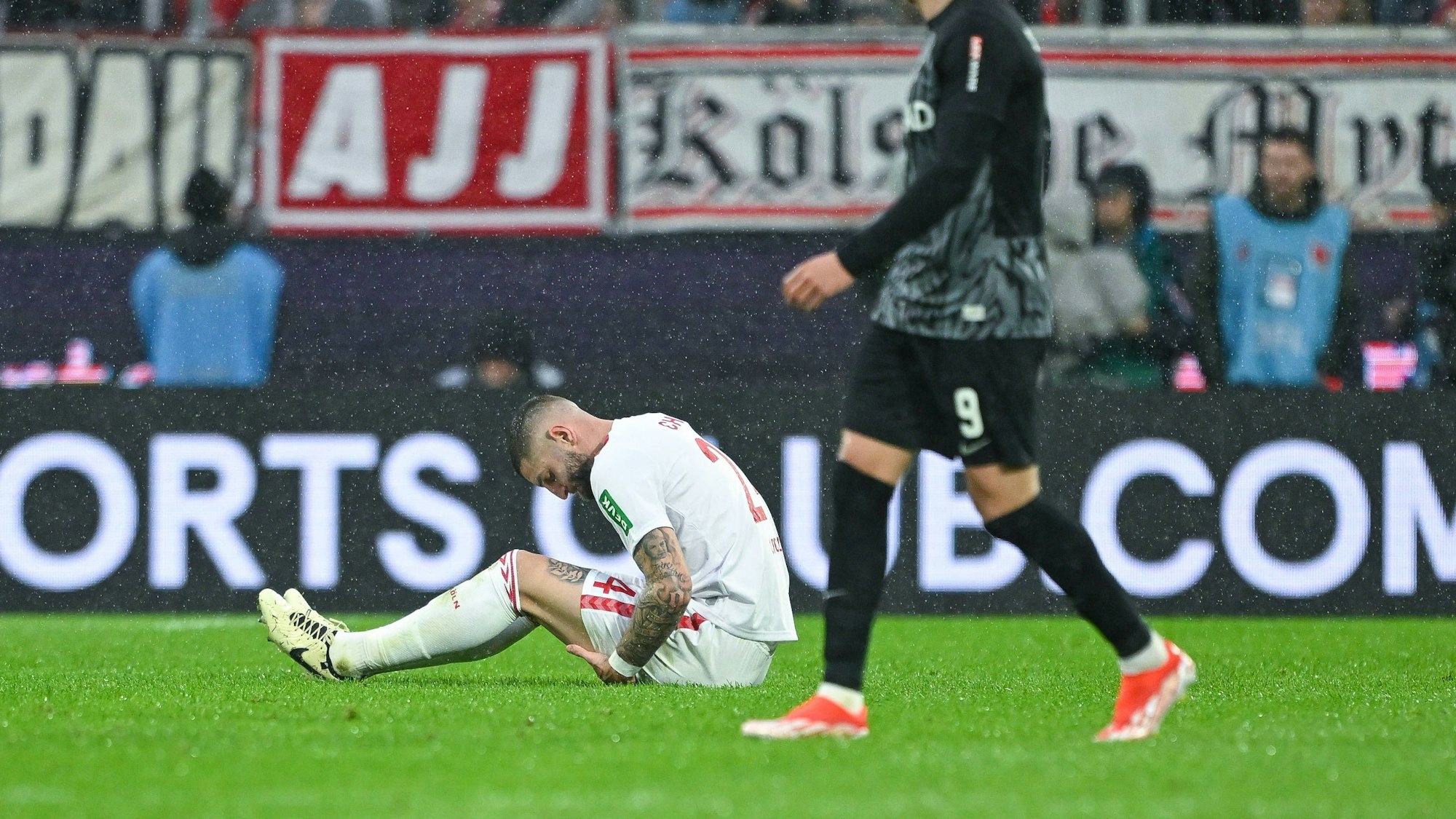 Adamyan sitzt am Boden