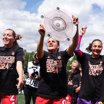 dpatopbilder - 04.05.2024, Nordrhein-Westfalen, Leverkusen: Fußball, Frauen: Bundesliga, Bayer Leverkusen - Bayern München, 20. Spieltag, Ulrich-Haberland-Stadion. Bayern Münchens Linda Sembrant (l-r), Jovana Damnjanovi· und Maria Luisa Grohs jubeln nach der Partie und halten eine Meisterschale aus Pappe. Foto: Marius Becker/dpa - WICHTIGER HINWEIS: Gemäß den Vorgaben der DFL Deutsche Fußball Liga bzw. des DFB Deutscher Fußball-Bund ist es untersagt, in dem Stadion und/oder vom Spiel angefertigte Fotoaufnahmen in Form von Sequenzbildern und/oder videoähnlichen Fotostrecken zu verwerten bzw. verwerten zu lassen. +++ dpa-Bildfunk +++