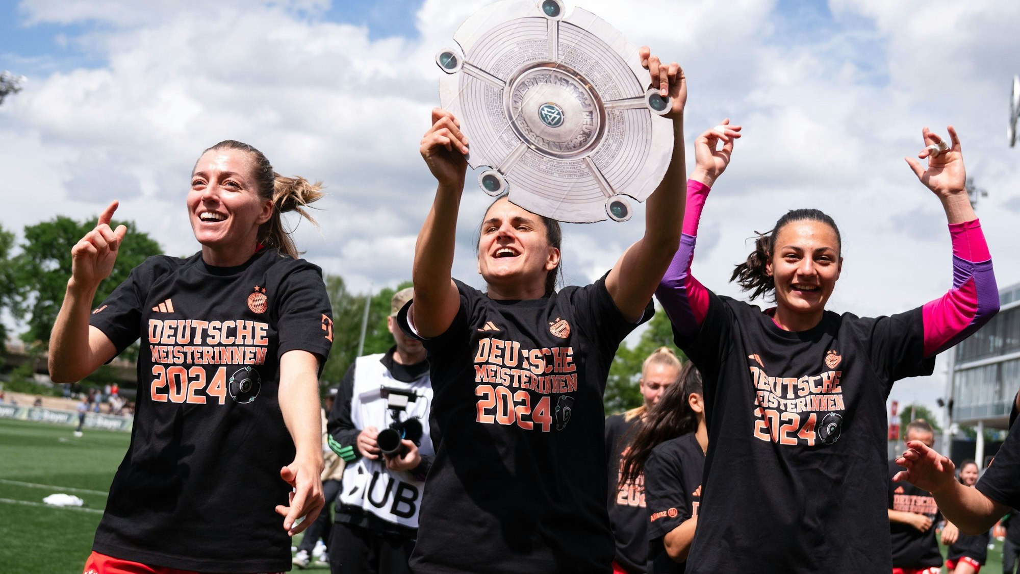 dpatopbilder - 04.05.2024, Nordrhein-Westfalen, Leverkusen: Fußball, Frauen: Bundesliga, Bayer Leverkusen - Bayern München, 20. Spieltag, Ulrich-Haberland-Stadion. Bayern Münchens Linda Sembrant (l-r), Jovana Damnjanovi· und Maria Luisa Grohs jubeln nach der Partie und halten eine Meisterschale aus Pappe. Foto: Marius Becker/dpa - WICHTIGER HINWEIS: Gemäß den Vorgaben der DFL Deutsche Fußball Liga bzw. des DFB Deutscher Fußball-Bund ist es untersagt, in dem Stadion und/oder vom Spiel angefertigte Fotoaufnahmen in Form von Sequenzbildern und/oder videoähnlichen Fotostrecken zu verwerten bzw. verwerten zu lassen. +++ dpa-Bildfunk +++