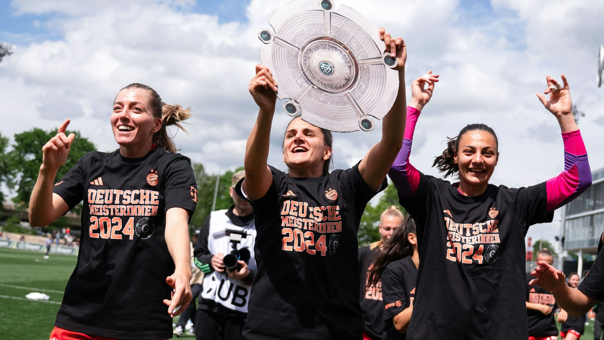 dpatopbilder - 04.05.2024, Nordrhein-Westfalen, Leverkusen: Fußball, Frauen: Bundesliga, Bayer Leverkusen - Bayern München, 20. Spieltag, Ulrich-Haberland-Stadion. Bayern Münchens Linda Sembrant (l-r), Jovana Damnjanovi· und Maria Luisa Grohs jubeln nach der Partie und halten eine Meisterschale aus Pappe. Foto: Marius Becker/dpa - WICHTIGER HINWEIS: Gemäß den Vorgaben der DFL Deutsche Fußball Liga bzw. des DFB Deutscher Fußball-Bund ist es untersagt, in dem Stadion und/oder vom Spiel angefertigte Fotoaufnahmen in Form von Sequenzbildern und/oder videoähnlichen Fotostrecken zu verwerten bzw. verwerten zu lassen. +++ dpa-Bildfunk +++
